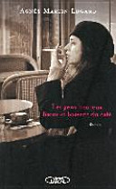 Les gens heureux lisent et boivent du café