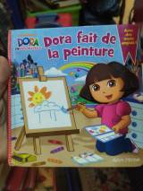 Dora fait de la peinture