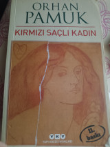 Kırmızı saçlı kadın